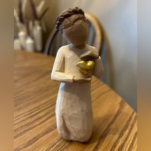Willow tree figurine Keepsake - girl with gold heart 5.5"